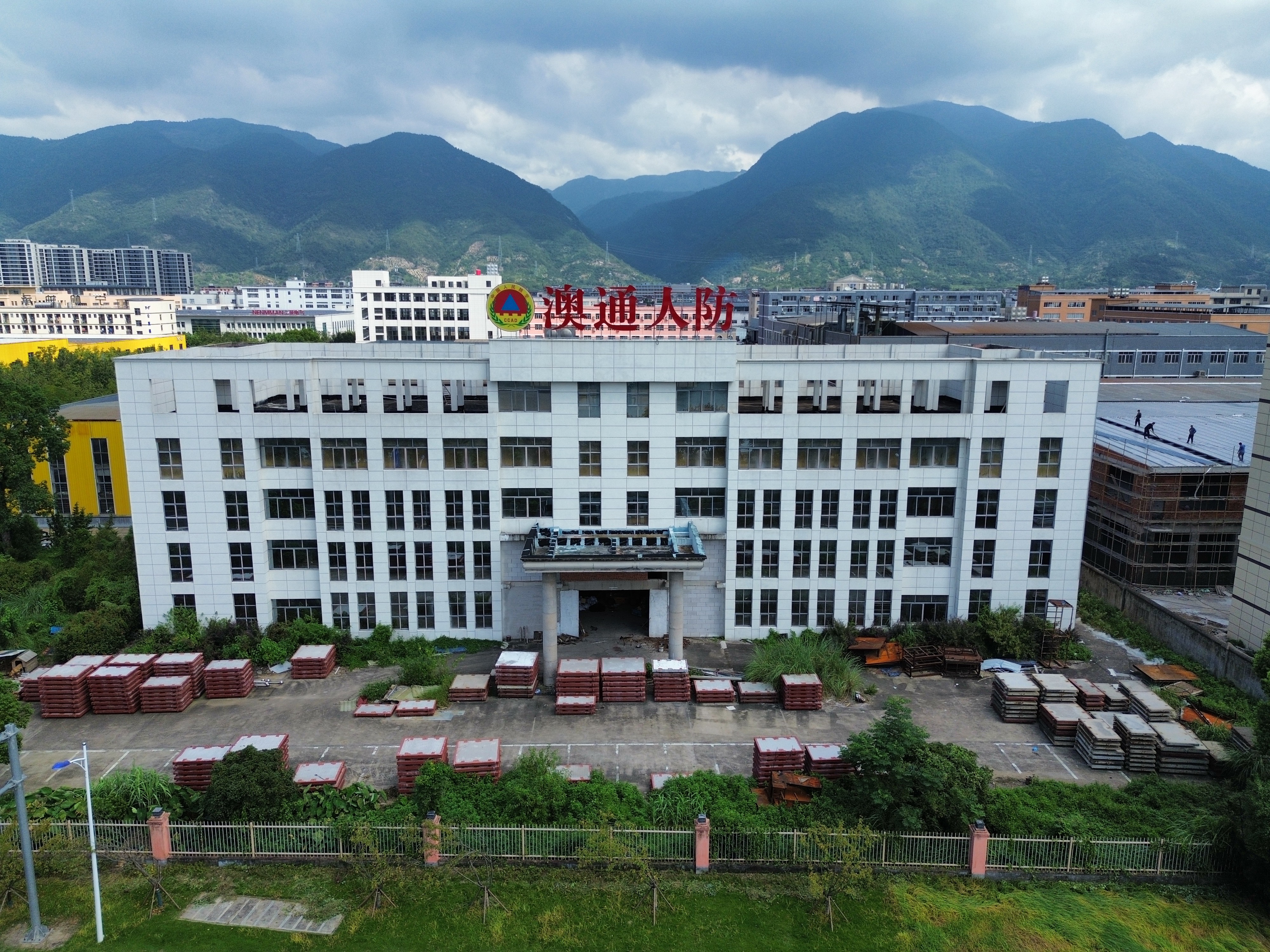 澳通厂区与远山全景